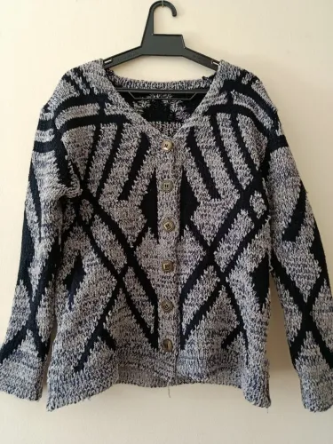 Cardigan lã, padronagem geométrica. Preto e cinza, botões quadrados, decote v. Quentinho