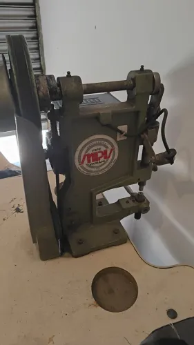 Máquina de acabamento furadeira.