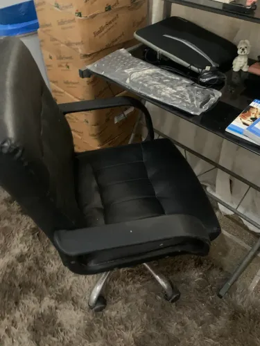 Mesa de computador com cadeira de escritório