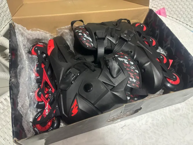 PATINS TRAXART REVOLT BLACK 41/42 - CAPACETE GRATIS