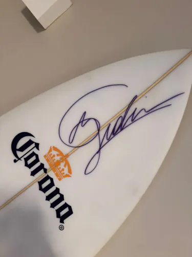 Prancha assinada pelo Gabriel Medina