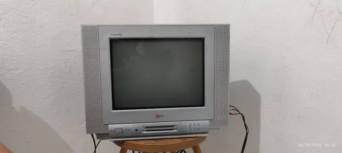 TV LG 15 polegadas tubo com 15 games internos.