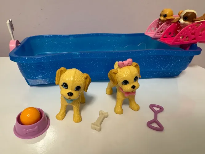 Corrida de cachorrinhos e 2 cachorrinhos extras com acessórios da Barbie