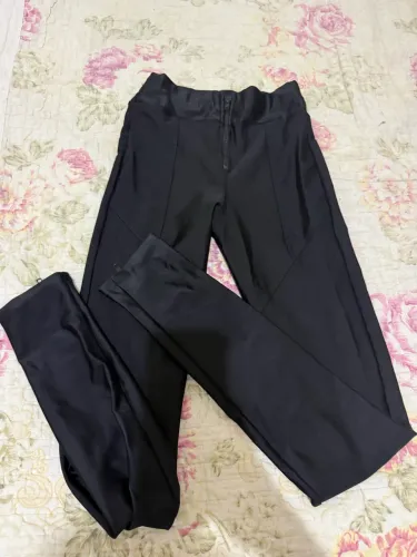 Calça couro falsa TAM P ela estica 