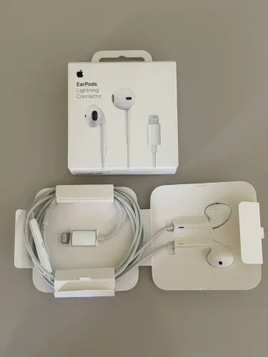 EarPods original Apple com conector Lightning