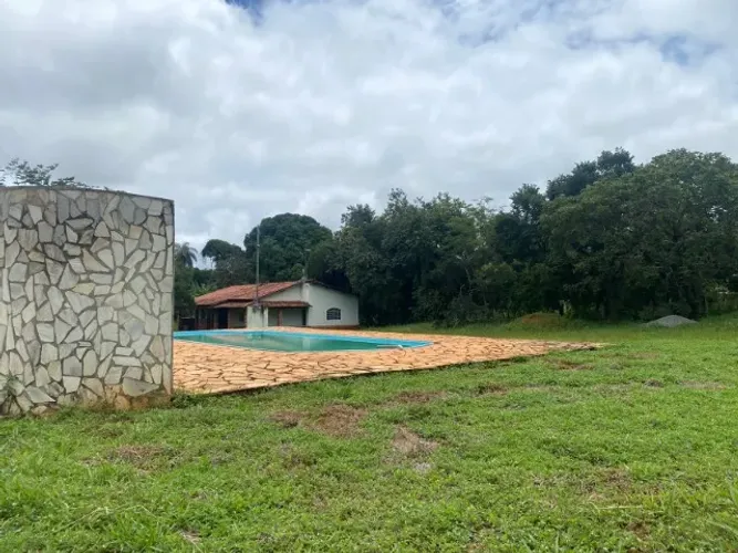 Sitio 20.000m², terreno plano, piscina, agua corrente nos fundos,Jaboticatubas.