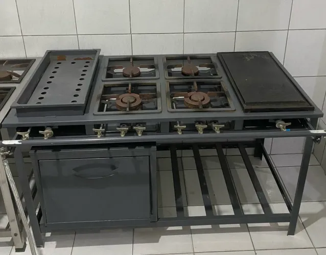 Fogão Tron 4 Bocas, forno, banho Maria e chapa.
