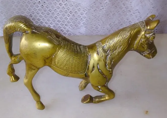 Grande e pesada Escultura Metal Dourado Feitio Cavalo *Pequeno Defeito Pata*