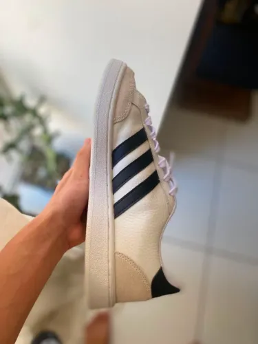 Tênis Adidas.