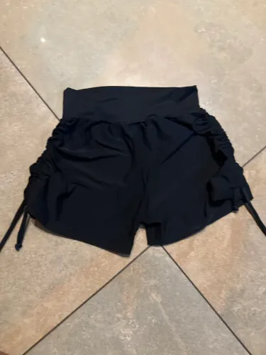 Short preto para entrar em piscina