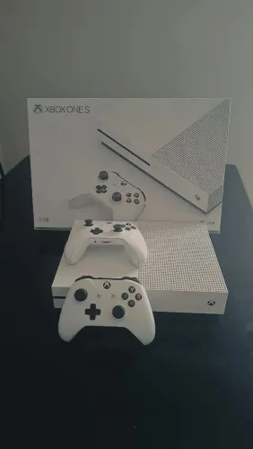 Xbox one s 1tb com 2 controles originais.