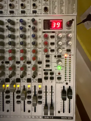 Mesa de som Behringer