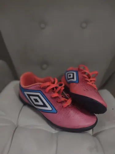 Chuteira society umbro infantil ,confortável e resistente, semi nova. Tamanho 36