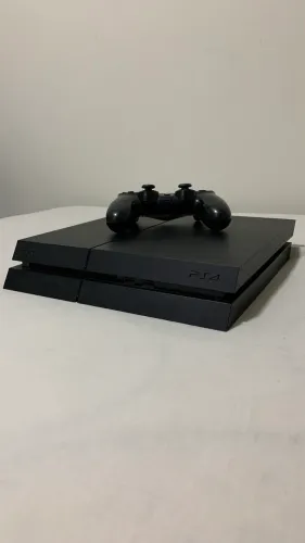 PlayStation 4 em excelente estado!