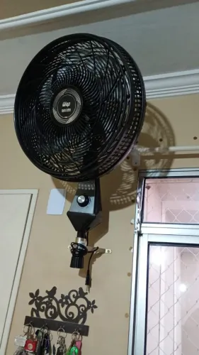 Ventilador adaptado para a parede