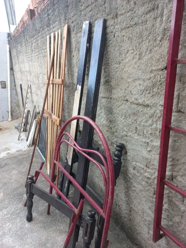 Vendo duas camas,de madeira e outra de ferro.