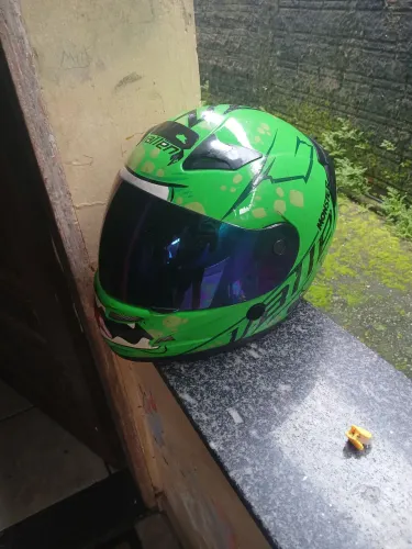 Capacete em bom estado só precisa trocar o forro