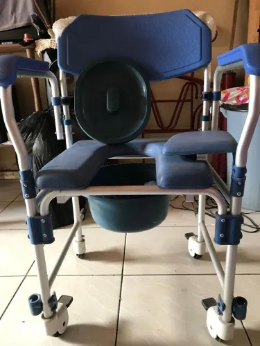Vende-se se uma cadeira de rodas para banho.