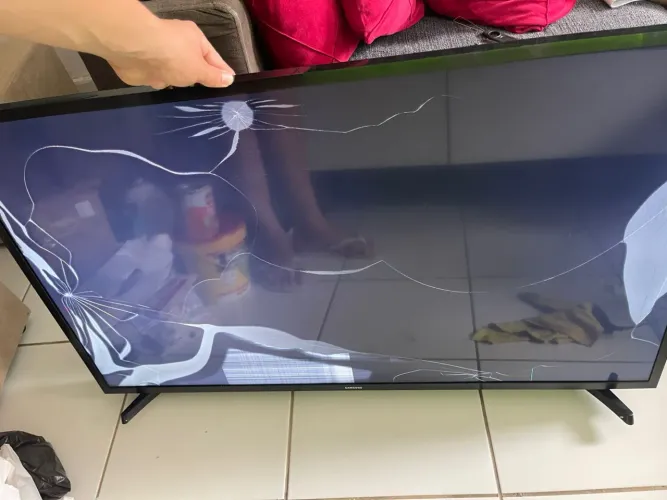 Tv 43p Samsung retirada de peça ou concerto 