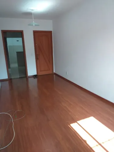 O apartamento de 2 quartos localizado na Avenida Jornalista Roberto Marinho, no Colubandê,