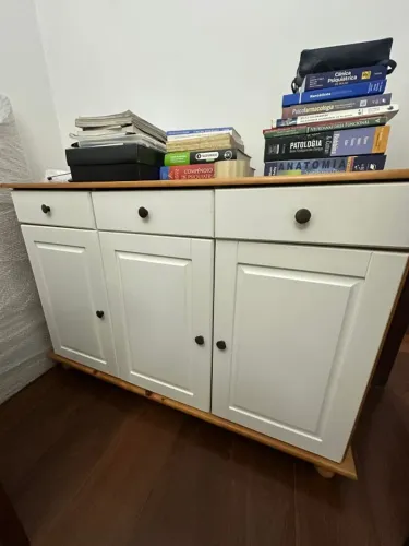 Cômoda sala bege com amadeirado