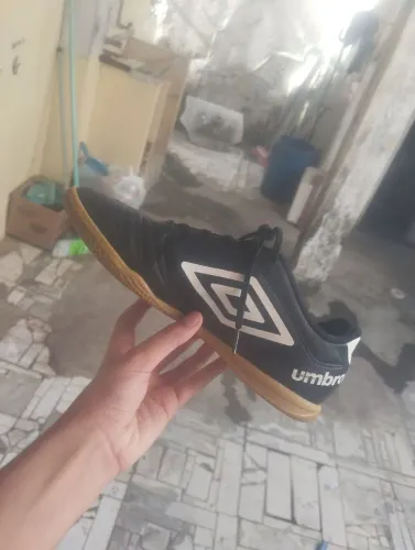 Chuteira umbro tamanho 39-40 usada 1 vez.