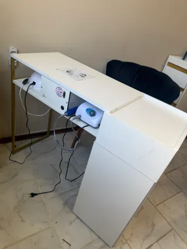 Mesa de manicure e itens para alongamento de unha