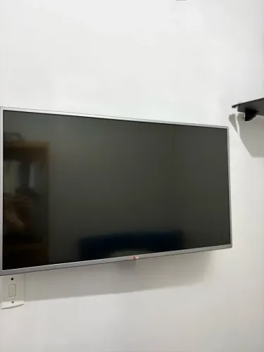 TV LG 55 polegadas, acompanha de suporte para parede e os pézinhos