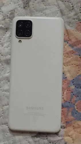 Celular com telas quebradas, pra vender.