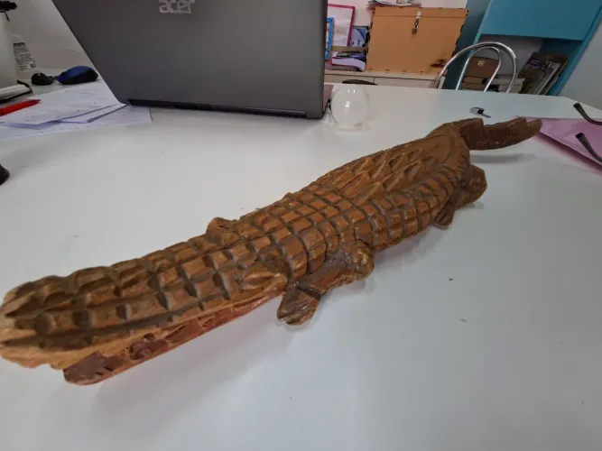 Escultura de jacaré entalhado a mão 47 cm