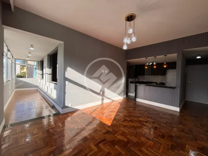 Apartamento reformado com 2 quartos e varanda no Alto codigo: 363104