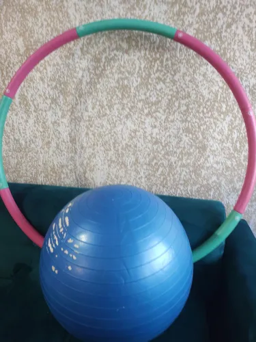Uma bola suíça e um bambolê
