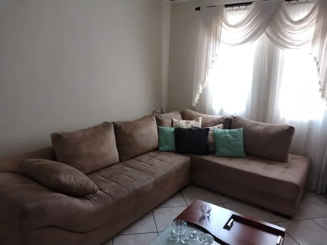 Sofá com mobília de casa 