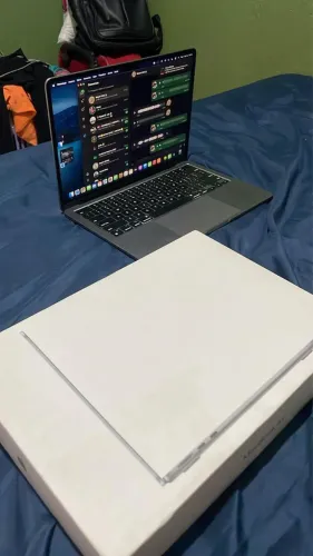 MacBook Air 13,6