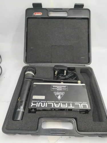 Microfone sem fio Behringer Ultralink no estado