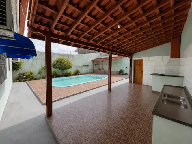 Casa com 3 Quartos, Terreno de 370m² - Bairro Floresta - Apta a Financiamento - 1 Suíte