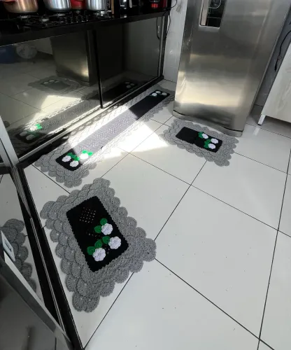 Conjunto de tapetes pra cozinha feito de crochê cinza