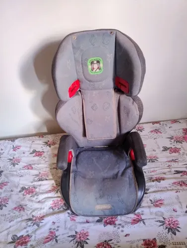 Vendo cadeira infantil de 13 a 26 kl