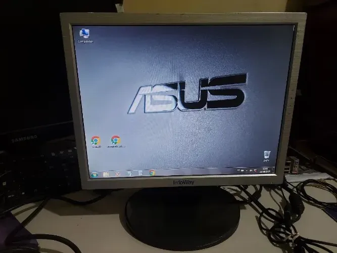 Monitor 15 polegadas completo, detalhe na tela mas ok _ R$35,00