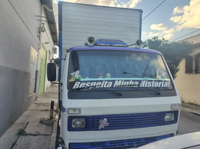 Vendo Caminhão Baú