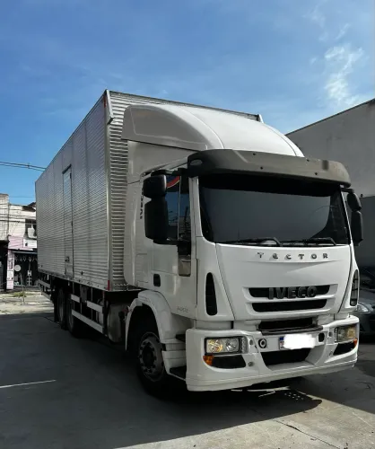Caminhão Baú Iveco Tector 240e22 Truck ano 2013
