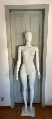 Manequim feminino, 1.78 m, com base, em perfeito estado de conservação, apenas R$ 280,00