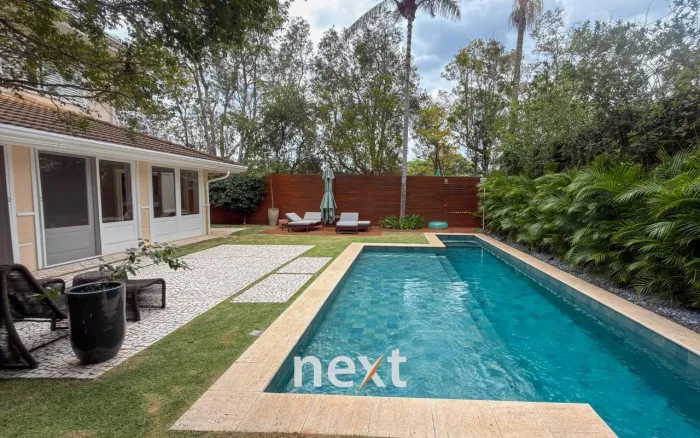 Casa em condominio fechado no Gramado,com 3 suítes e ampla.