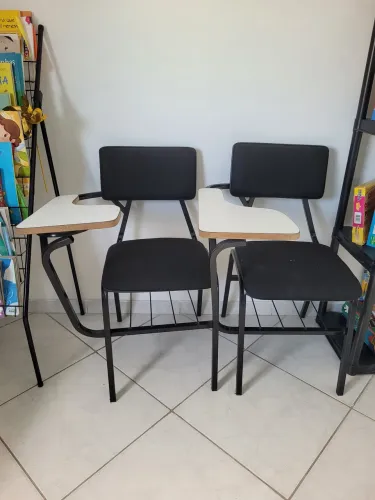cadeira universitária escolar estofada com prancheta lateral 