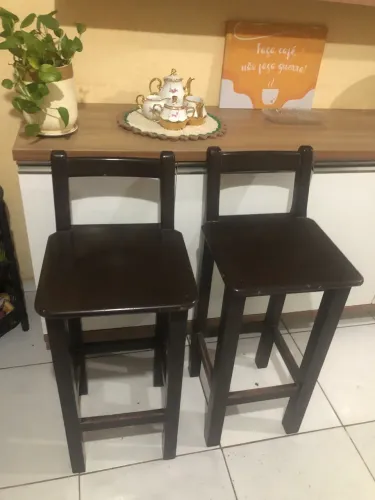 Duas banquetas em perfeito estado de uso