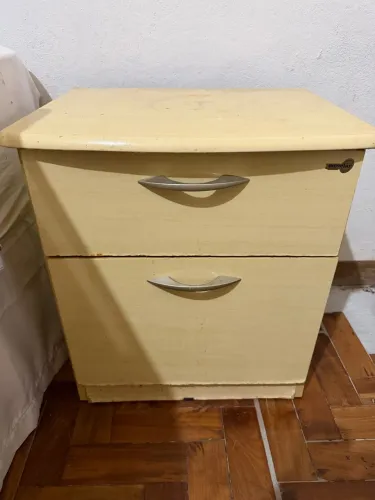 Mesa de cabeceira (criado-mudo)