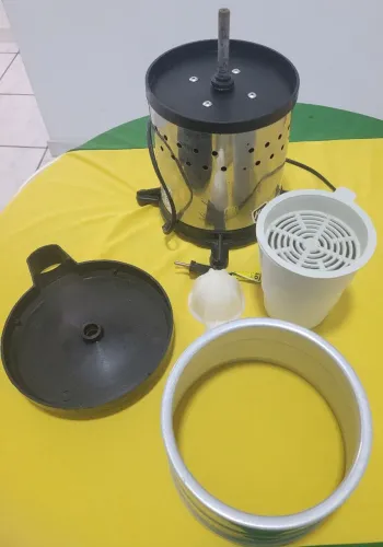 Espremedor/extrator de sucos pequeno em aço inox, modelo MF001.