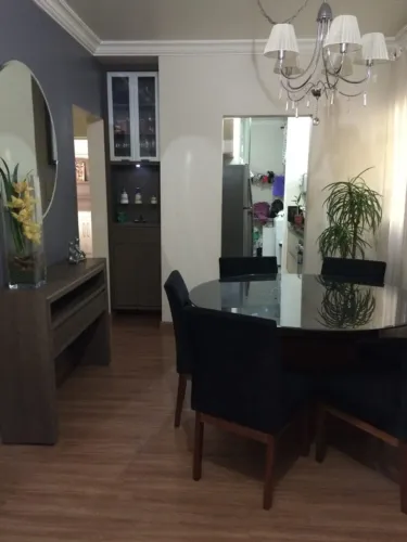 Mesa de jantar redonda com 6 cadeiras