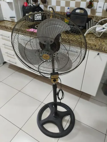 ventilador de coluna grande alto 127v funcionando