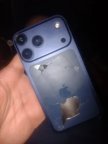 iPhone 11 com a carcaça do 17